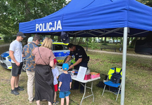 stanowisko policyjne podczas pikniku z osobami zainteresowanymi