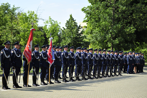 policjanci w szyku podczas uroczystości