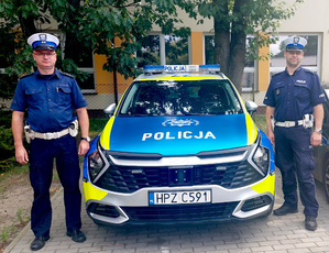 Policjanci WRD przy radiowozie