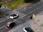 ulica z przejściem dla pieszych i dwoma samochodami