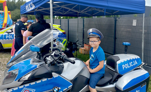 Policjant i chłopiec na motorze przy stanowisku