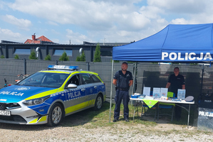 policyjne stanowisko z 2 policjantami