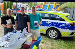 Policjantka z 2 panami przy stanowisku