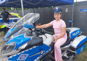 Dziewczynka na motorze