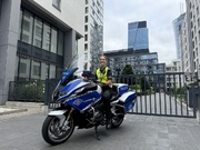 Policjantka na motorze na tle miasta