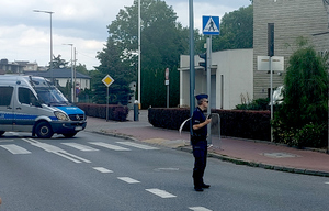 radiowóz i policjant na trasie wyścigu