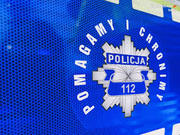 Fragment radiowozu z napisem Pomagamy i chronimy