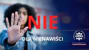 osoba z ręką przed sobą i napis Nie dla nienawiści