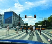 ulica i piesi na przejściu