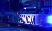 fragment radiowozu z napisem i światłami