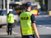 Dwoje policjantów na drodze podczas działań kontrolnych