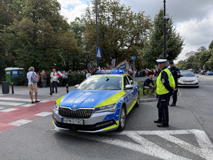 Policjant przy radiowozie na ulicy