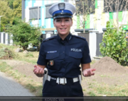 policjantka WRD w okolicy szkoły