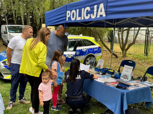 Policjantka przy stanowisku na pikniku