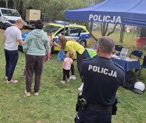 Policyjne stanowisko na pikniku