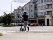 Osoba z hulajnogą na ulicy
