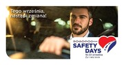 mężczyzna za kierownicą samochodu i nazwa akcji