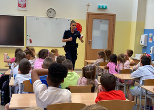Policjantka z uczniami w sali