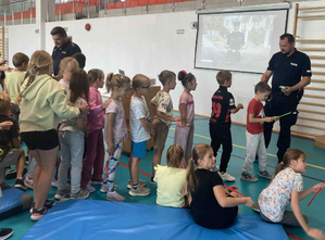 policjanci na spotkaniu z uczniami w sali