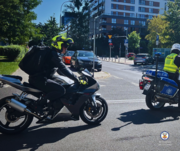 Policyjny motocyklista na drodze