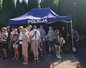 policyjne stanowisko i osoby przed nim