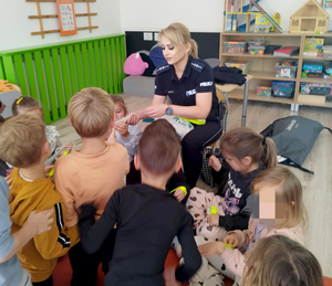 Policjantka z dziećmi w sali