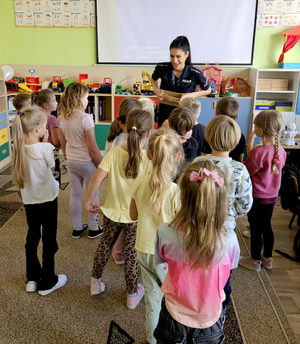 Policjantka rozdaje odblaski