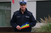 Policjant z opaskami w ręku