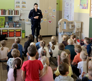 Policjantka z grupą uczniów w sali