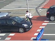 pojazd i osoba na hulajnodze na ulicy