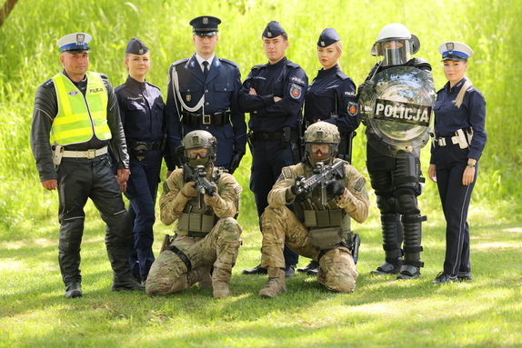 Grupa policjantów różnych służb