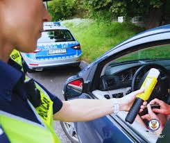 Policjantka podczas kontroli trzeźwości kierowcy