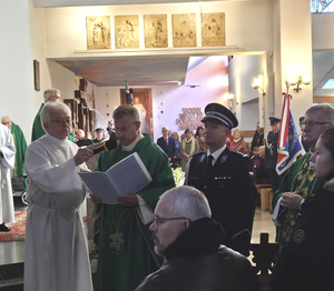 komendant i kapelani podczas uroczystości w kościele