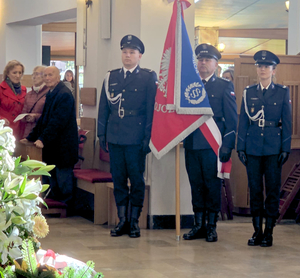 policyjny poczet sztandarowy stoi w kościele