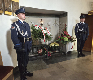 policyjna asysta przy tablicy pamiątkowej
