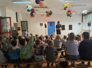 Policjantka podczas zajęć profilaktycznych w sali