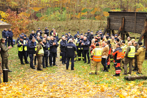 funkcjonariusze różnych służb podczas ćwiczeń w lesie