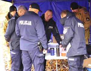 funkcjonariusze różnych służb podczas ćwiczeń w lesie
