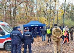 funkcjonariusze różnych służb podczas ćwiczeń w lesie