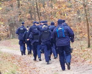 funkcjonariusze różnych służb podczas ćwiczeń w lesie