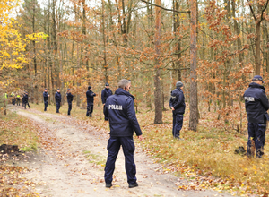 funkcjonariusze różnych służb podczas ćwiczeń w lesie