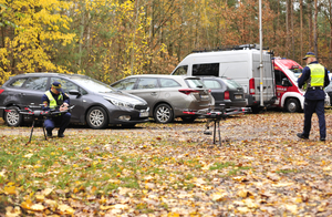 funkcjonariusze różnych służb podczas ćwiczeń w lesie