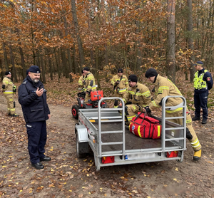 funkcjonariusze różnych służb podczas ćwiczeń w lesie