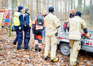 funkcjonariusze różnych służb podczas ćwiczeń w lesie