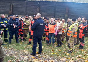 funkcjonariusze różnych służb podczas ćwiczeń w lesie