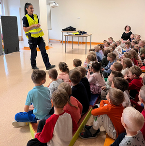 Policjantka z dziećmi w sali