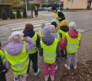 Policjantka z grupą dzieci przed przejściem