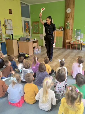 Policjantka i grupa dzieci w sali