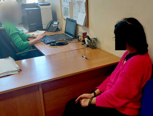 Policjantka przesłuchuje zatrzymaną kobietę