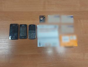 telefony, karty i inne zabezpieczone przy zatrzymanym przedmioty